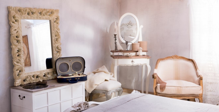 espejo muy bonito para decorar el dormitorio dormitorio diseno chabby chic paredes rosa claro ideas