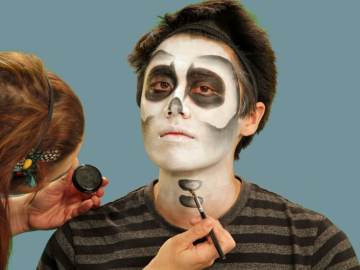 pinta otros detalles en el cuello los esqueletos pintando detalles huesos sexta cuello