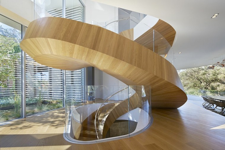 Casa moderna en Los Ángeles con majestuosa escalera de caracol