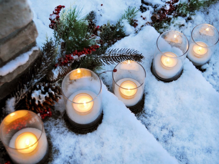 decoración simple para el exterior en Navidad adornos navidenos originales jardin linternas escaleras ideas