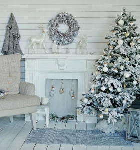 Blanca navidad con decoración moderna y clásica