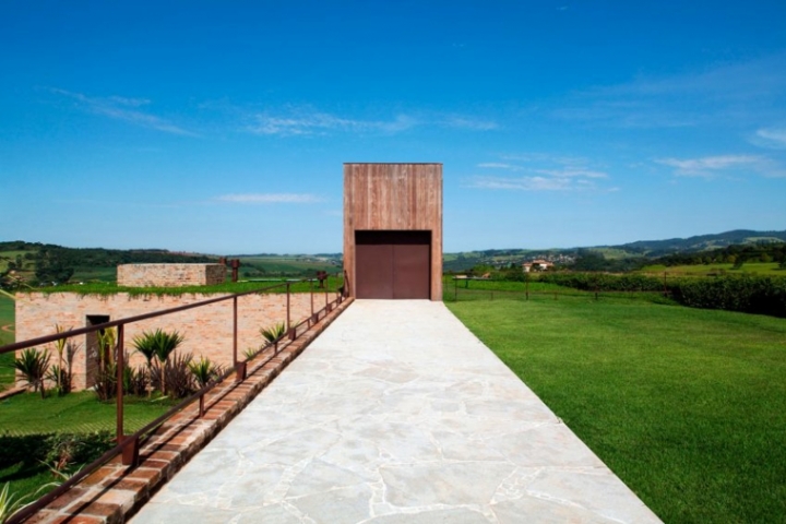 Casa de campo diseñada por Studio Arthur Casas en Brasil