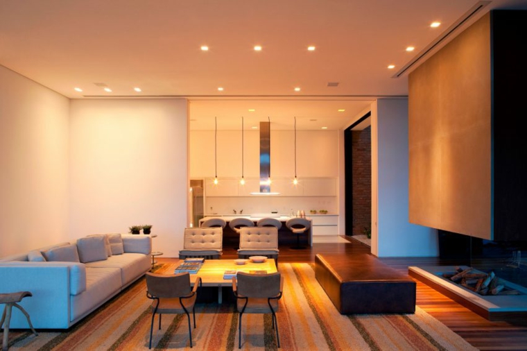 Casa de campo diseñada por Studio Arthur Casas en Brasil