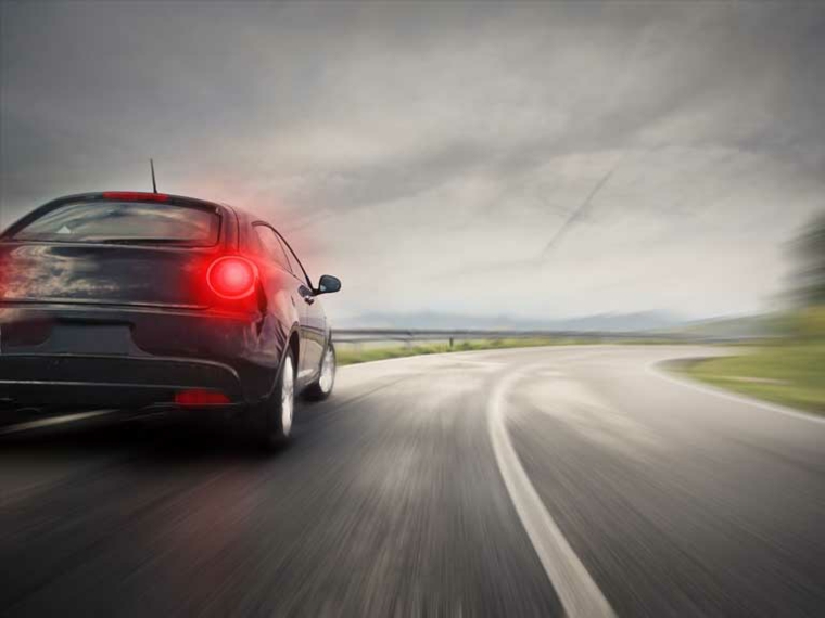 ideas para conducir de forma segura coche carretera imagen frenos luces