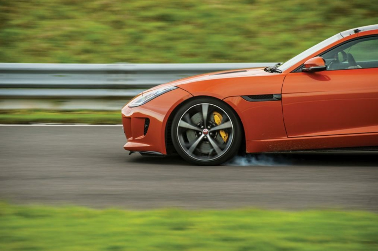 coche deportivo de color naranja coche de color naranja