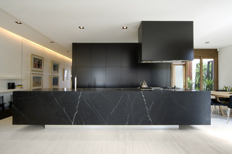 disenar cocinas muebles negros isla larga marmol ideas