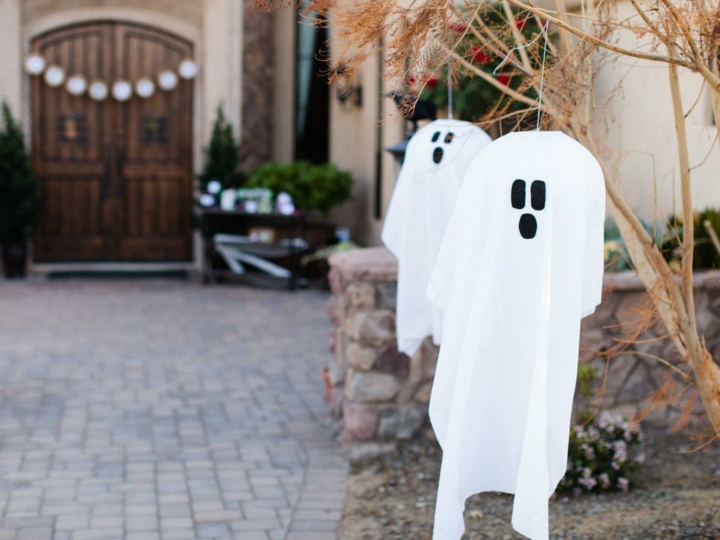 ideas para decorar los jardines fantasmas telas colgadas viento jardines