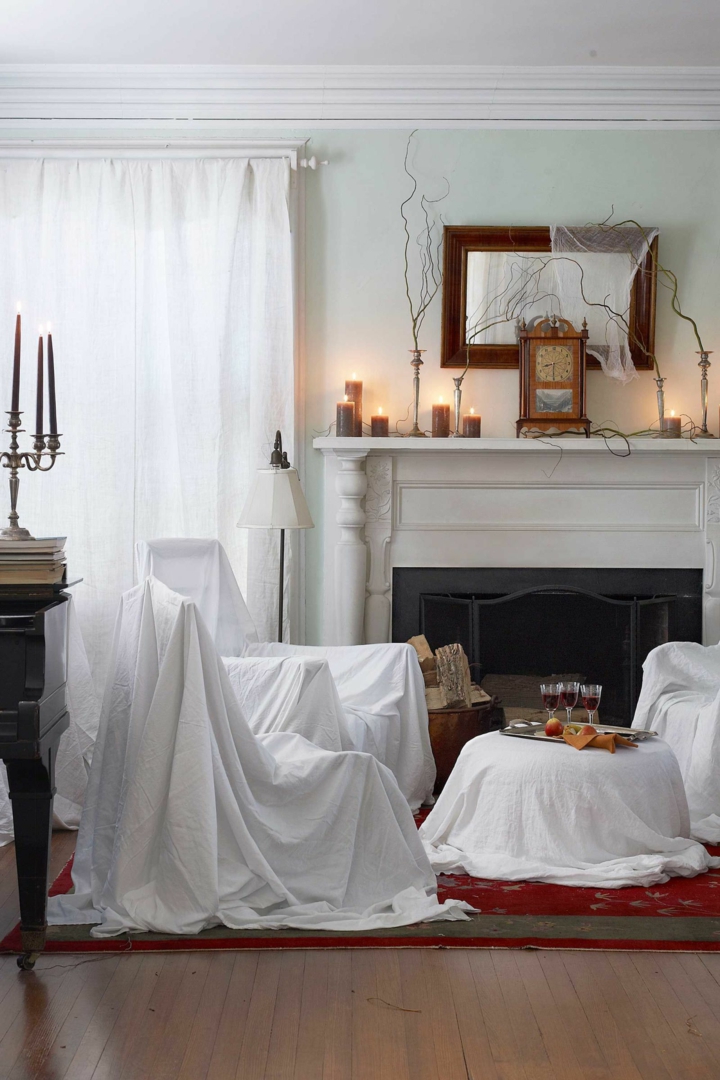 muebles cubiertos con sabanas halloween decoracion diy suelos madera candelabros