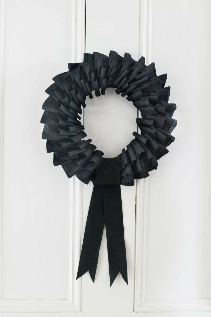 flores o coronas con papel negro papel corona cintas negras cintas