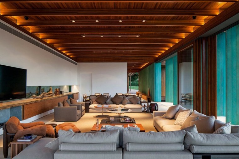 salon amplio techo madera forma rectangular ideas
