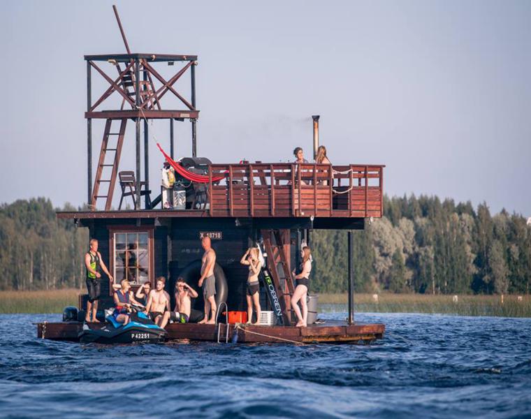casa de madera flotante bote madera original jovenes sauna