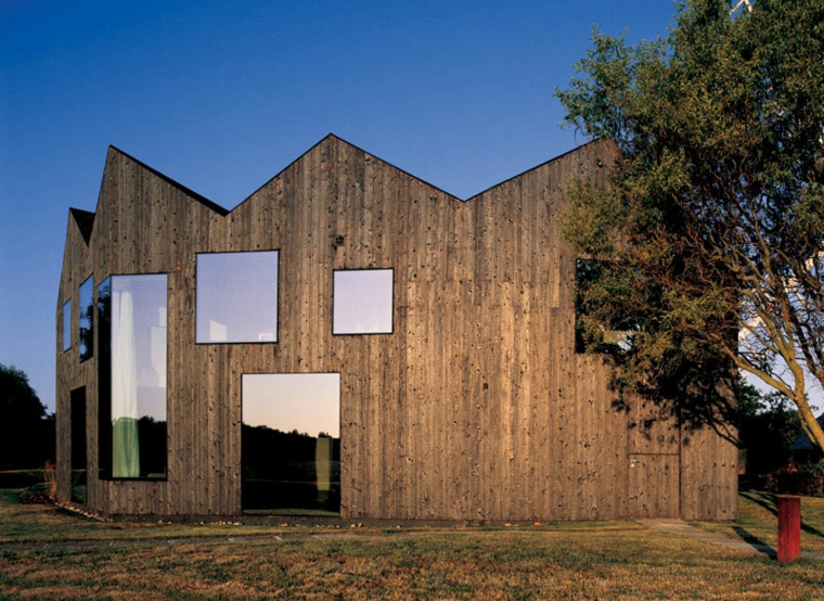 casa con fachada de madera quemada casa moderna fachada madera quemada ideas