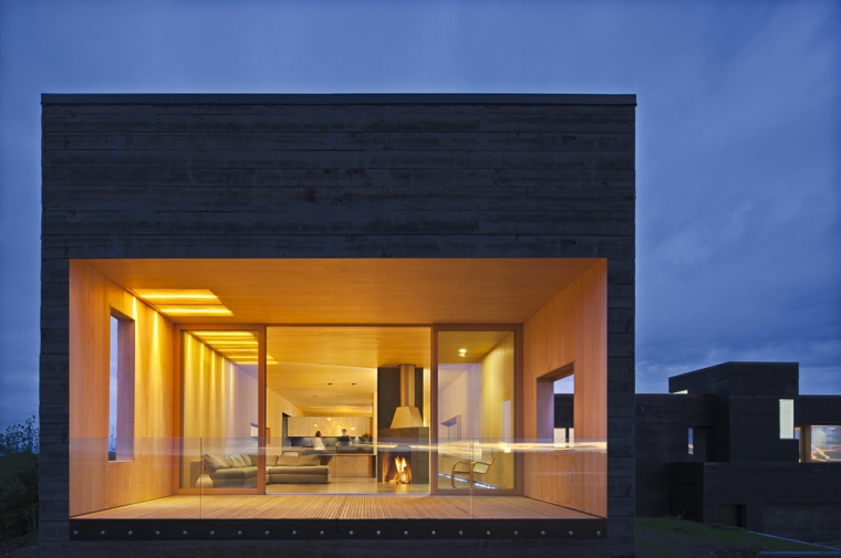 casa con ventana grande y fachada de madera quemada casa moderna ventana grande fachada mayer sattler smith ideas