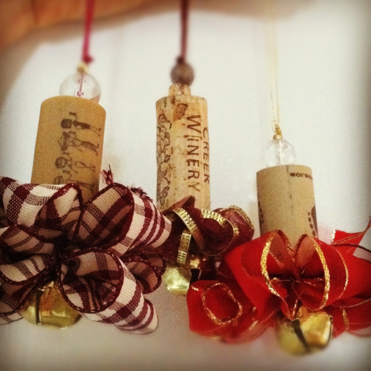 unos adornos muy fáciles de hacer corchos lazos decoracion navidena moderna ideas