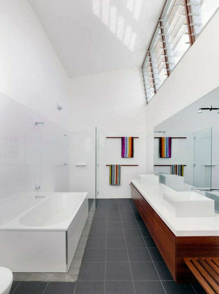 toallas coloridasen el baño minimalista cuarto bano minimalista moderno accesorios diseno ideas