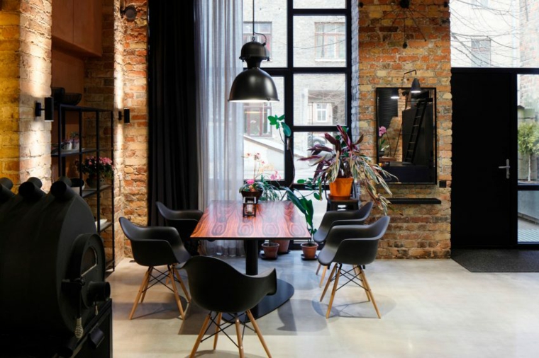 interior comedor moderno sillas Eames