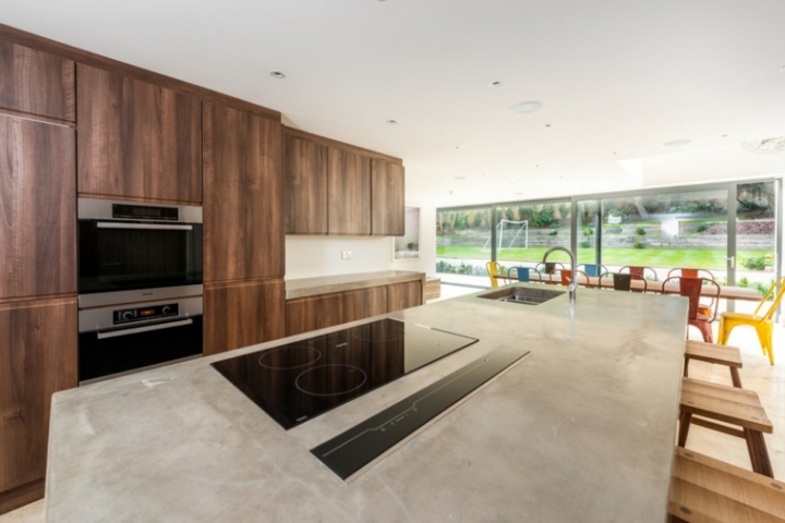 Cocina con isla de hormigón de estilo moderno - 42 diseños