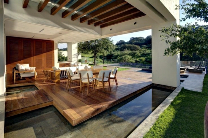 plataforma de madera en patio terrazas con encanto plataforma madera cesped
