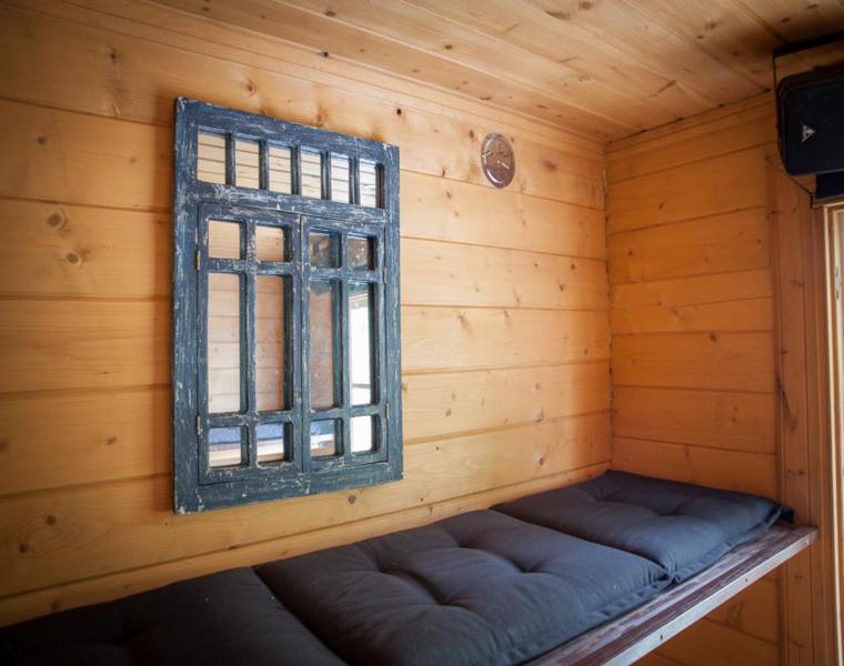 interior dormitorio madera casa flotante