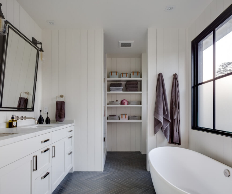 baño con paredes de madera de color blanco bano estilo moderno paredes blancas tineke triggs ideas