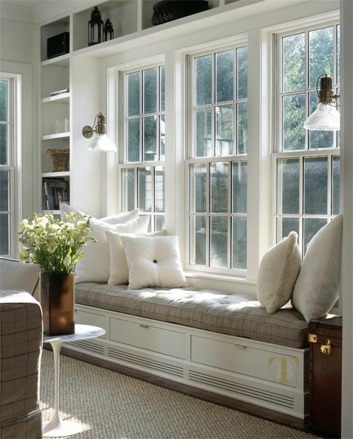ventanas con mueble alargado blancas flores rincones cojines cristales