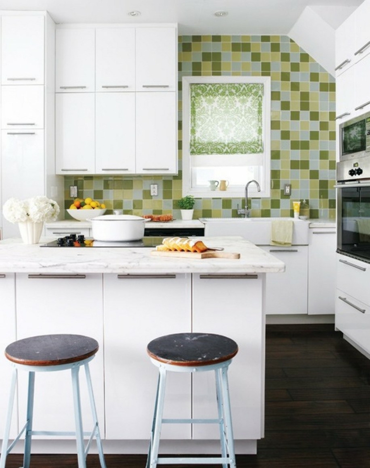 cocina pequeña azulejos verdes