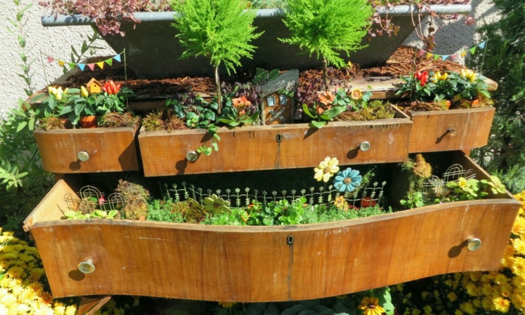 cómoda vieja llena de plantas comoda vieja cajones plantas jardín