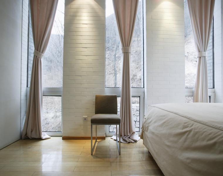 dormitorio moderno cortinas beige