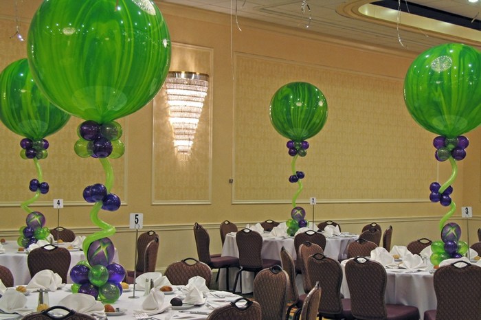 decoracion con globos verdes centros cintas
