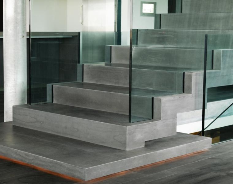 escalera moderna cemento y vidrio 