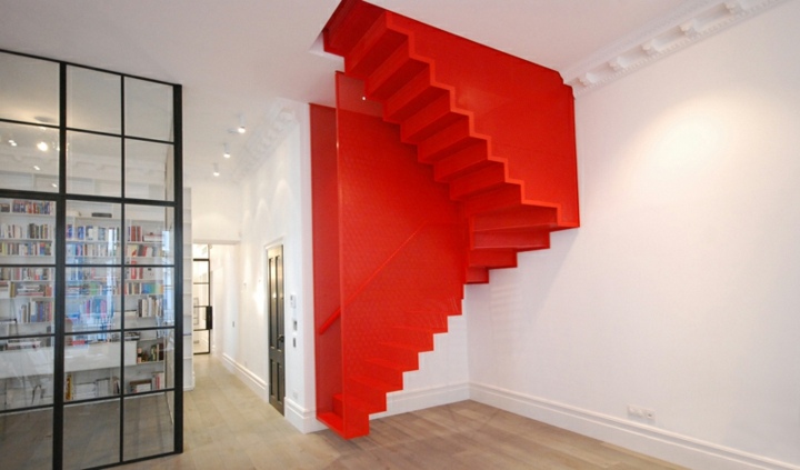 escaleras de interior diseño rojos materiales cuadros