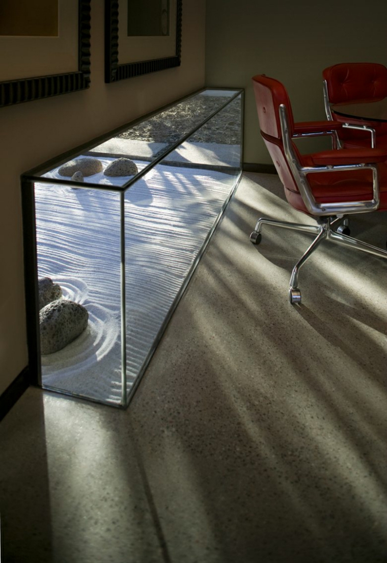 hacia el interior de la casa jardin zen natural sillas rojo