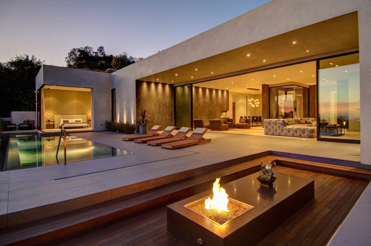 jardín amplio con piscina decoracion de terrazas exteriores mesa fuego ideas