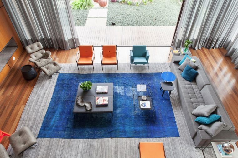 decoracion salon amplio alfombra azul Suite Arquitetos ideas
