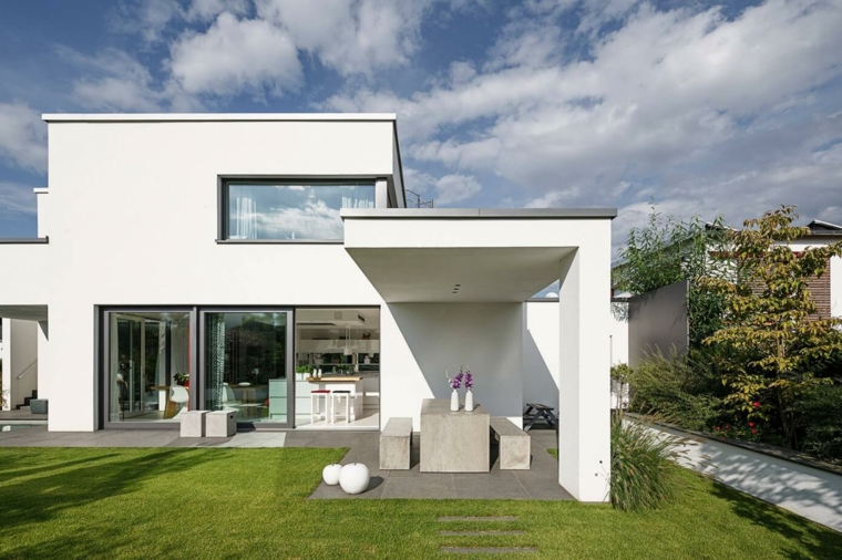 casa con diseño moderno y jardín amplio disenos de terrazas exteriores falke architekten ideas