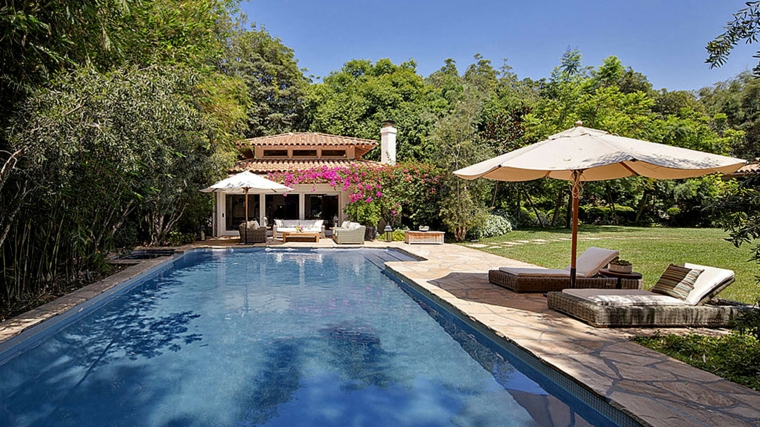 jardín amplio con piscina y tumbonas disenos de terrazas exteriores jardin opciones ideas