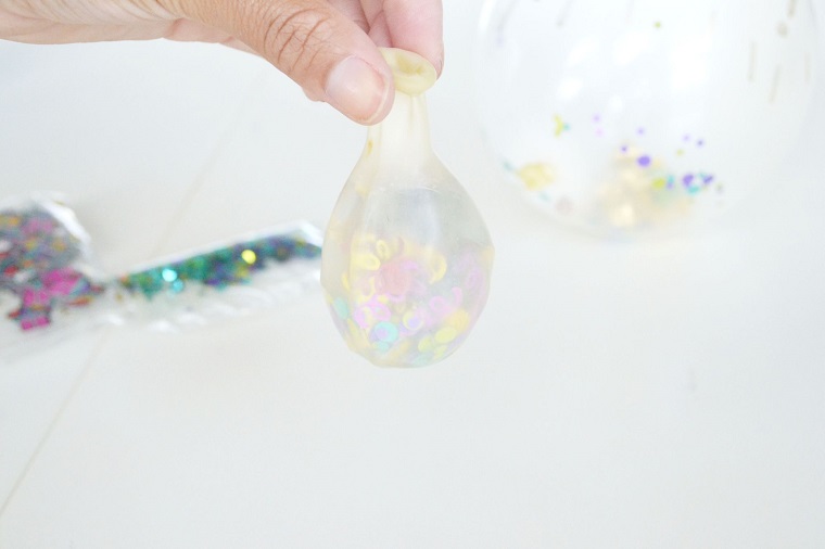 globo transparente con confeti