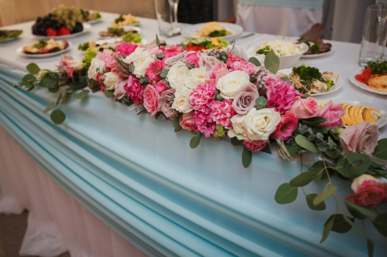 mesa con decoración colorida mesas dulces bodas diseno flores guirnalda ideas