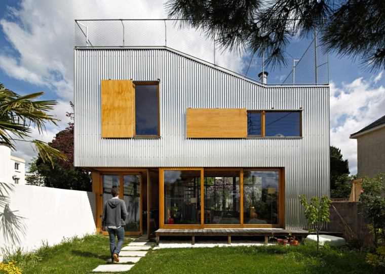 fachada moderna de aluminio y madera