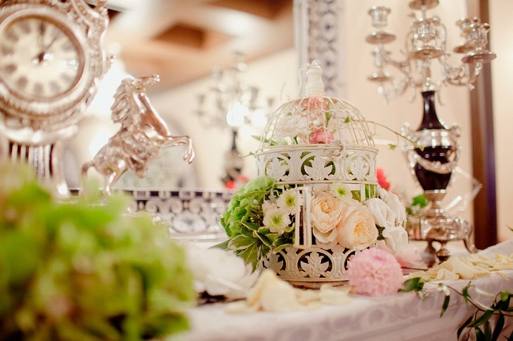 jaula blanca llena de flores boda decoracion opciones estilo diseno ideas