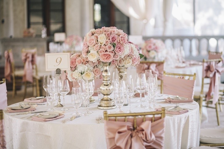 boda mesa centro decoracion rosa blanco ideas