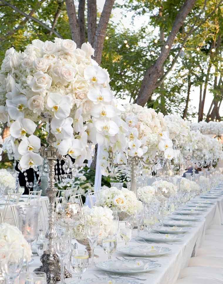 centro mesa flores blancas boda aire libre ideas