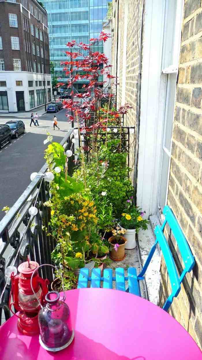 como decorar un balcon pequeño plantas uces sillas