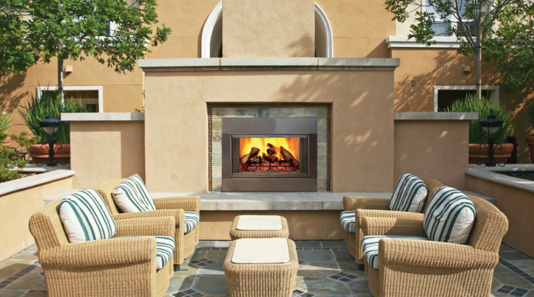 ideas para decorar jardin chimenea exterior diseno color beige moderno