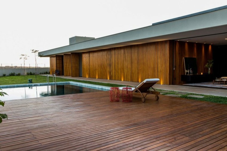 interiores de casas diseño piscina patio rojo