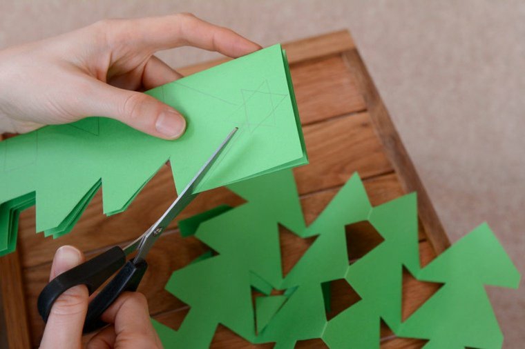 manualidades para niños arboles pinos verdes recortados