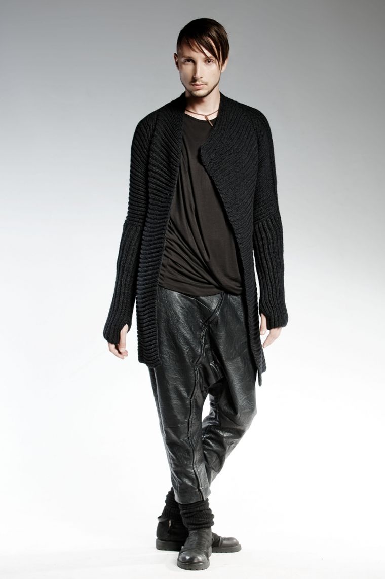 un atuendo perfecto para cada día ropa de moda Pendari chaqueta punto negra pantalon cuero hombre ideas