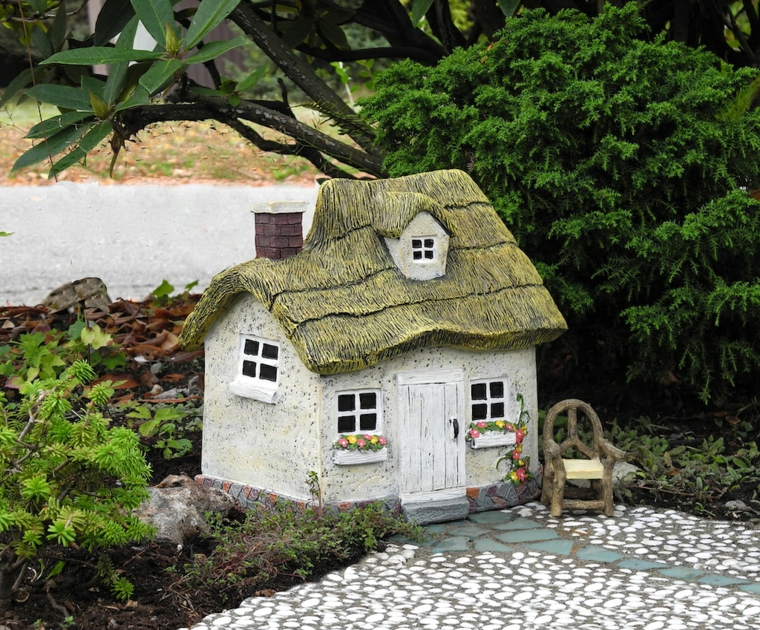 original mini jardín con una casita original casita