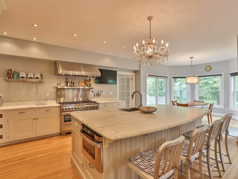 cocina amplia con isla grande cocina diseno tradicional encimeras madera ideas