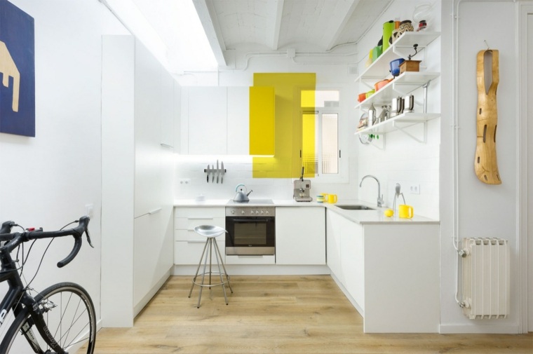 cocinas blancas diseño acento amarillo materiales